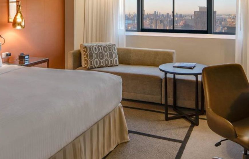 1 King Bed, Mobility Accessible with Bathtub