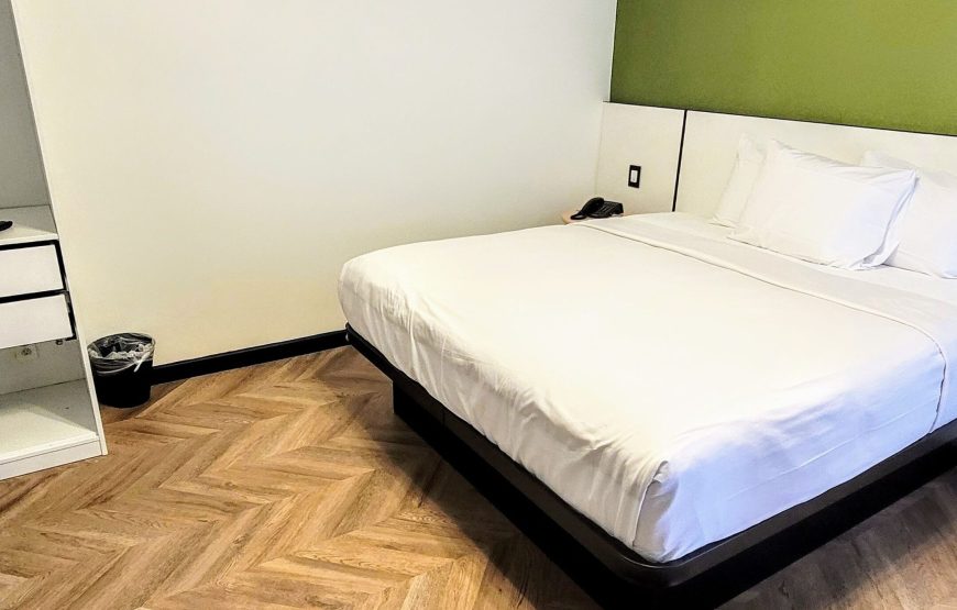 Deluxe Room, 1 King Bed, Accessible, Non Smoking