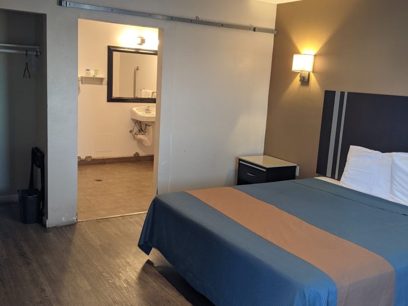 1 King Bed, Accessible with Roll-in Shower