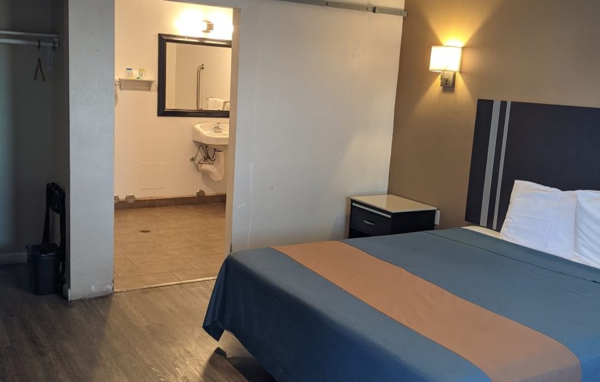 1 King Bed, Accessible with Roll-in Shower