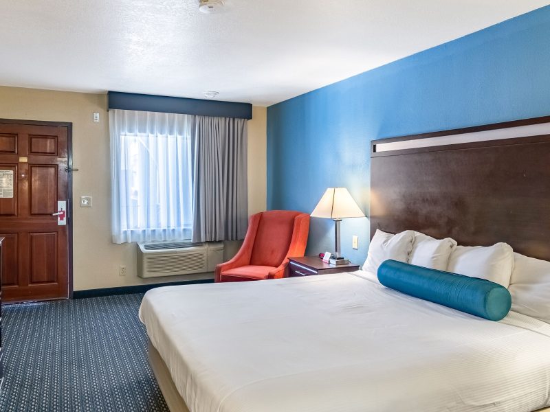1 Queen Bed