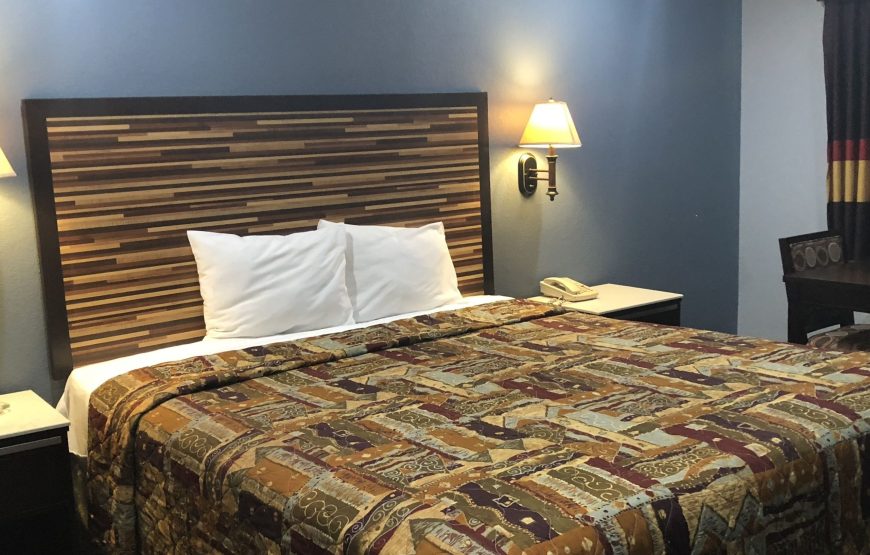 Room, 1 King Bed, Smoking