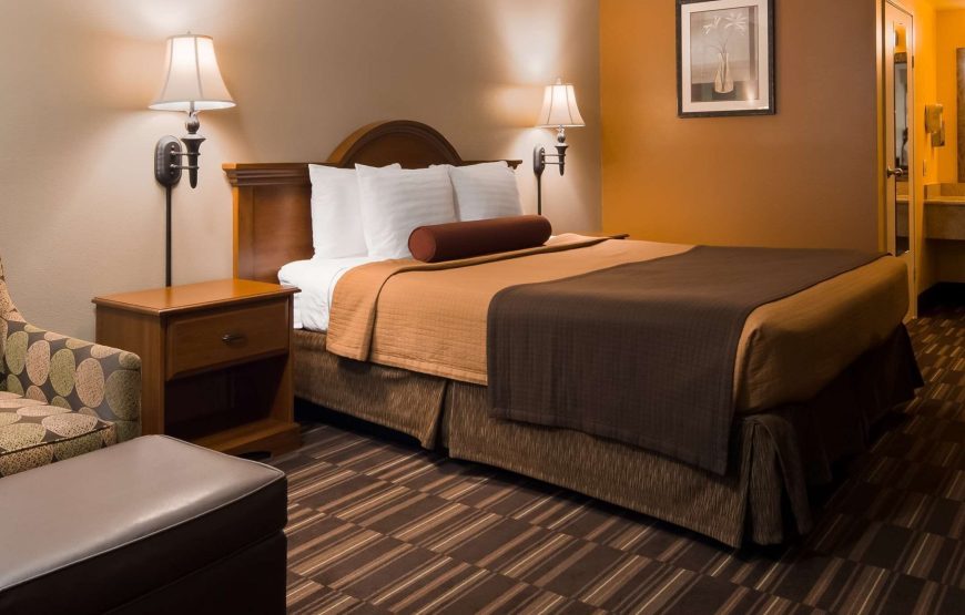 Standard Room, 1 King Bed, Accessible, Bathtub