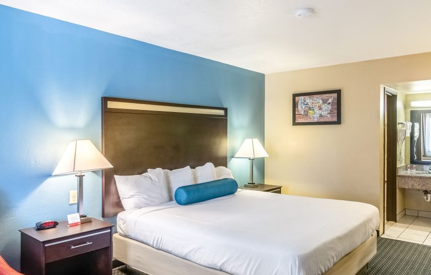 1 Queen Bed