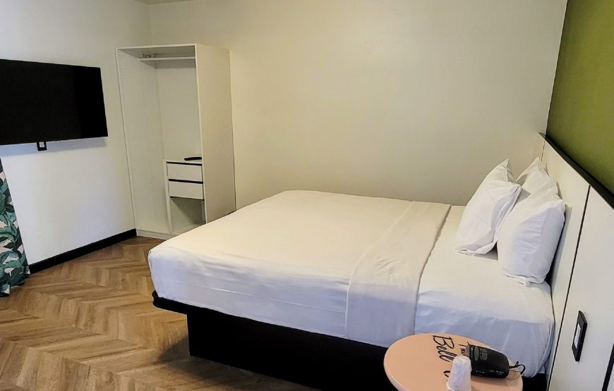 Deluxe Room, 1 King Bed, Accessible, Non Smoking