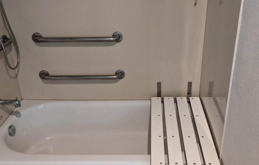 1 King Bed, Accessible with Bathtub