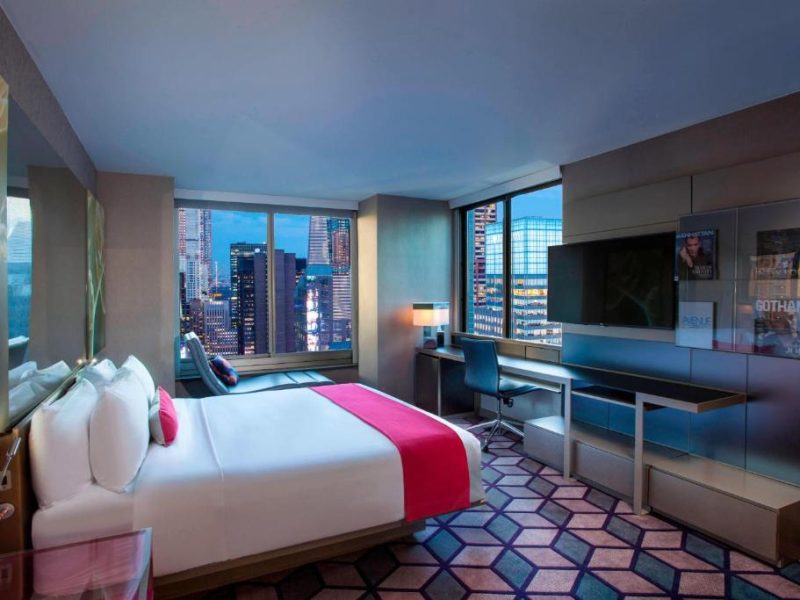 Cool Corner Room, 1 King, Hudson River view