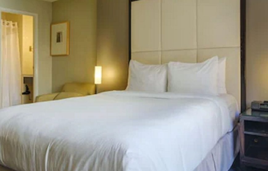 Intimate Queen Room