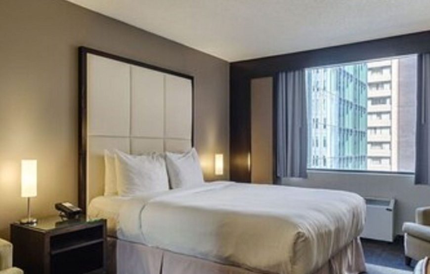 Intimate Queen Room